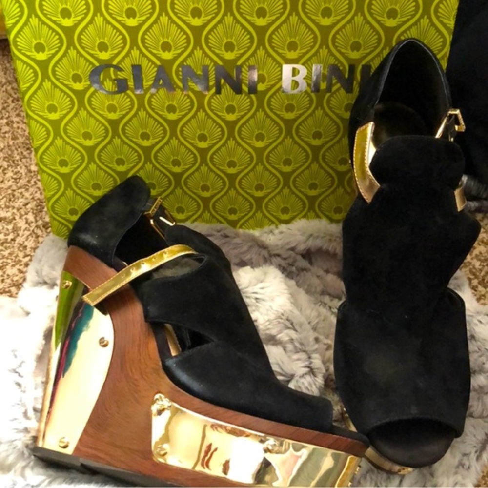 💗 Gianni Bini- Black & Gold Wedges - size 6.5 💗